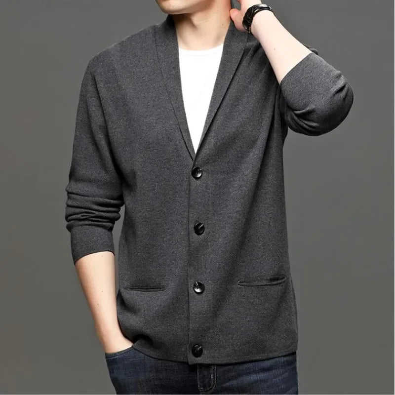Suéter Masculino em Lã Santinni ST185 - Design clássico com gola V e caimento ajustado.







