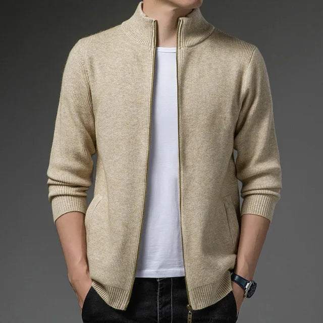 Suéter Masculino com Zíper Santinni ST183 - Modelagem slim fit, gola alta e zíper prático para sofisticação e conforto.







